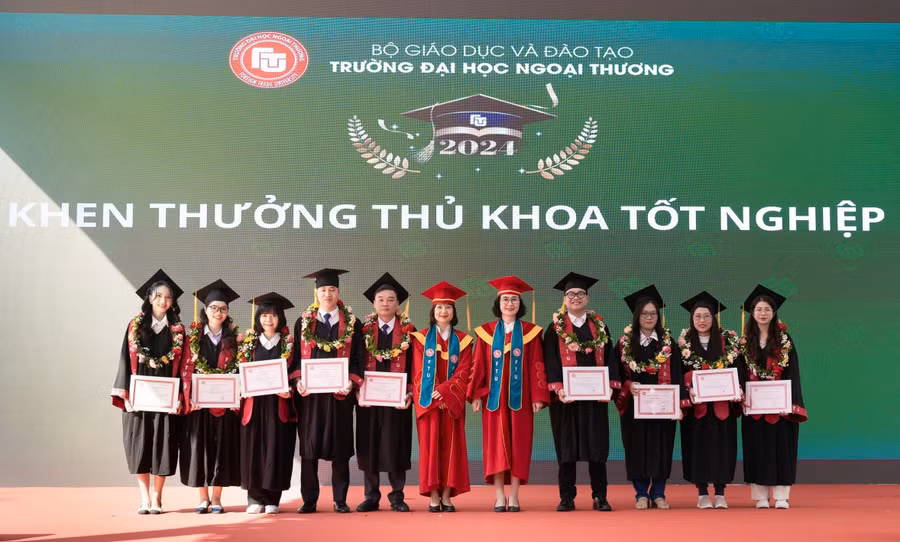 truong-dh-ngoai-thuong-trao-bang1.jpg