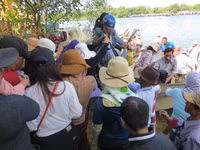 Rằm tháng 7, sông Hương lổn nhổn... mọc mụn ảnh 9 Rằm tháng 7, sông Hương lổn nhổn... mọc mụn ảnh 9
