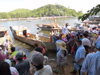 Rằm tháng 7, sông Hương lổn nhổn... mọc mụn ảnh 8 Rằm tháng 7, sông Hương lổn nhổn... mọc mụn ảnh 8