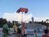 Múa lân rộn ràng dưới chân tượng đài Quang Trung ảnh 2