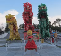 Múa lân rộn ràng dưới chân tượng đài Quang Trung ảnh 1