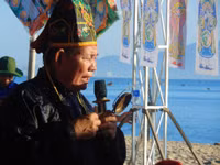 mot-bo-lao-thuc-hien-nghi-thuc-te-le-trong-le-hoi-cau-ngu-cau-mong-mua-thuan-gio-hoa-ngu-dan-ra-khoi-binh-an-mua-bien-boi-thu-1.jpg
