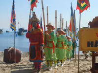 cac-thanh-vien-doi-hat-ba-trao-trong-phan-nghi-le-truyen-thong-1.jpg