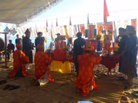 nghi-thuc-te-le-co-truyen-duoc-thuc-hien-trang-nghiem-trong-khuon-kho-le-hoi-cau-ngu-1.jpg