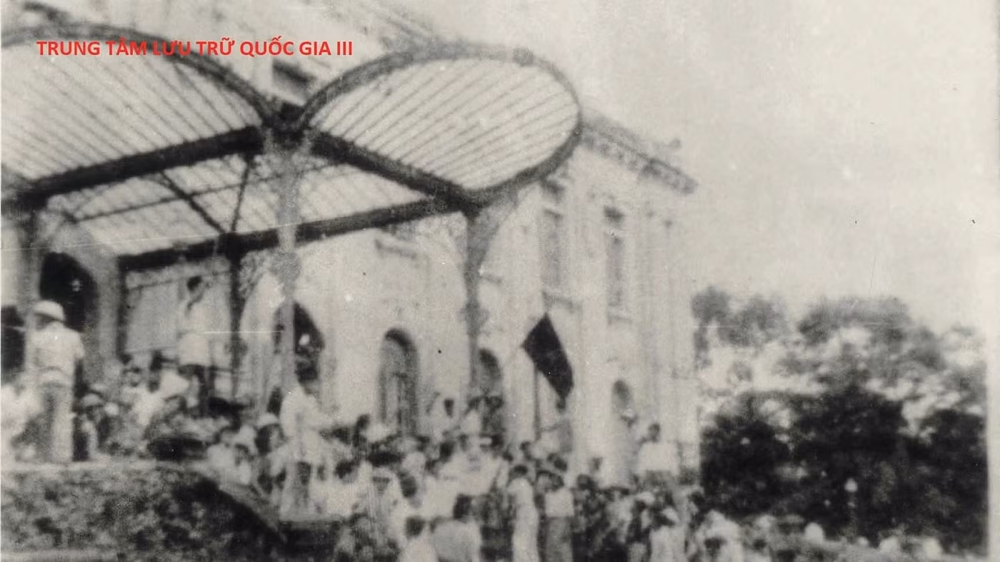 Ngày 19/8/1945, nhân dân giành chính quyền tại Bắc Bộ Phủ.
