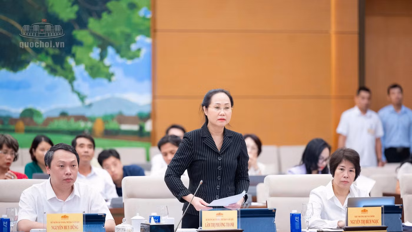 Bộ trưởng Bộ VH,TT&DL Lâm Thị Phương Thanh trình bày Tờ trình tóm tắt dự án Luật Phát triển công nghiệp văn hóa - Ảnh: Quốc Hội.