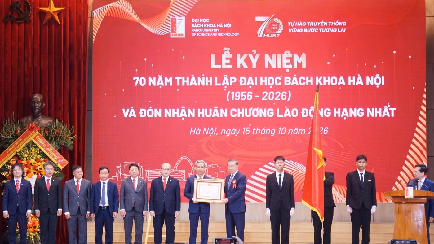 Tổng Bí thư, Chủ tịch nước Tô Lâm trao Huân chương Lao động hạng Nhất cho Đại học Bách khoa Hà Nội.