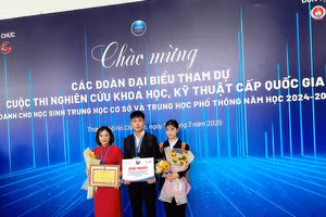 Em Nguyễn Anh Thơ và Chu Đức Thịnh cùng giáo viên hướng dẫn.