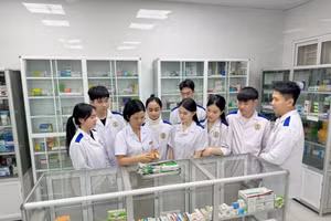 Sinh viên Cao đẳng Y tế Hải Phòng thực tập tại nhà thuốc (Ảnh NT).