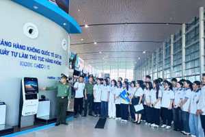 Sinh viên Trường Cao đẳng Du lịch Hải Phòng thực hành tại Sân bay Cát Bi.