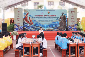 Cô giáo Lê Huyền Trang và học sinh lớp 8, Trường THCS Trần Phú lên lớp minh hoạ.