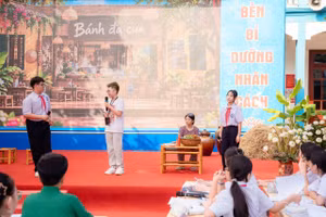 Học sinh chia thành từng nhóm báo cáo nhiệm vụ học tập được giao.