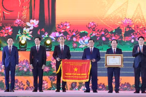 Chủ tịch nước Lương Cường trao danh hiệu “Thành phố Anh hùng” tặng Đảng bộ, chính quyền và Nhân dân thành phố Hải Phòng.