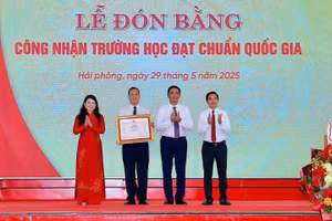 Lãnh đạo Sở GD&ĐT Hải Phòng trao Bằng công nhận trường học đạt chuẩn Quốc gia mức độ 2 cho Trường THPT Hồng Bàng.