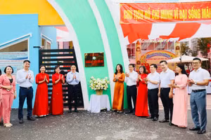 Lễ gắn biển Trường đạt chuẩn Quốc gia tại Trường Mầm non Hướng Dương.
