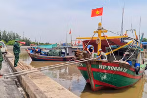 Bộ đội biên phòng Hải Phòng tuyên truyền cho ngư dân về bão số 3.