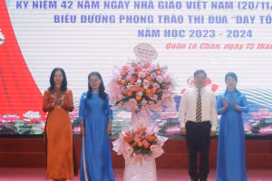 Bí thư quận uỷ Trần Thu Hương tặng hoa chúc mừng ngành Giáo dục quận Lê Chân.