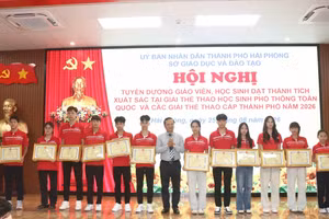 Sở GD&ĐT tặng khen học sinh đạt thành tích cao trong giải thể thao học sinh phổ thông toàn quốc năm 2026.