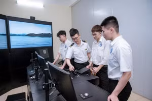 Sinh viên Trường Cao đẳng Hàng hải và Đường thủy I trong giờ thực hành.