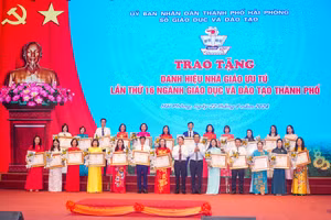 Nhân dịp tổng kết năm học, UBND TP Hải Phòng trao danh hiệu Nhà giáo Ưu tú cho 24 nhà giáo.