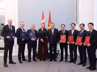 Tổng Bí thư, Chủ tịch nước Tô Lâm và Thủ tướng Đan Mạch Mette Frederiksen chứng kiến lễ trao các văn kiện hợp tác giữa các bộ, ngành, cơ quan và doanh nghiệp hai nước, trong đó có hợp tác về giáo dục và đào tạo. Ảnh: TTXVN