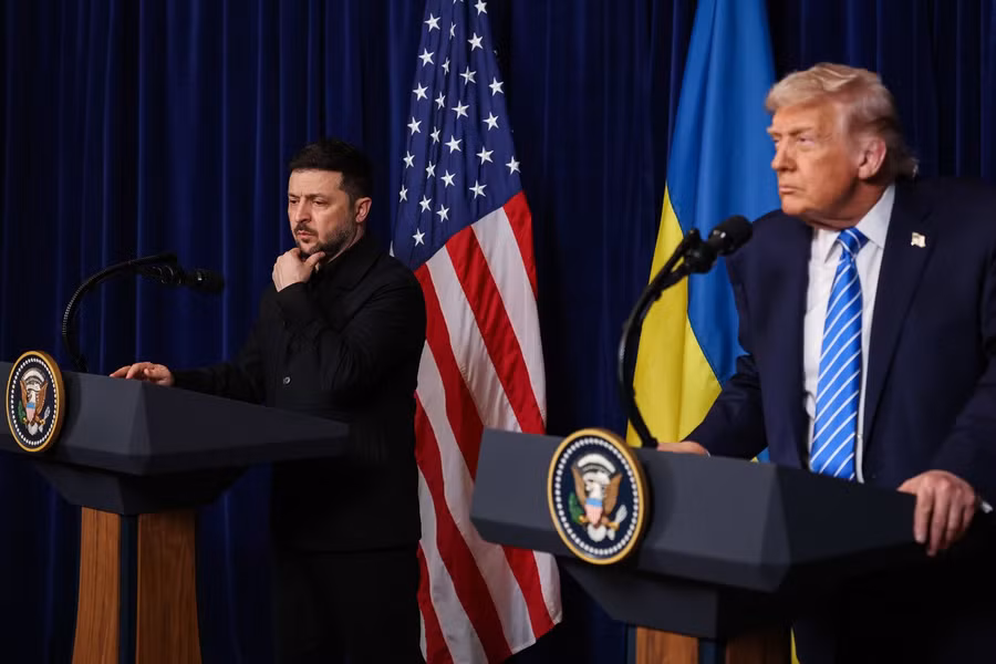 Tổng thống Ukraine Vladimir Zelensky lắng nghe khi Tổng thống Mỹ Donald Trump phát biểu tại cuộc họp báo sau cuộc gặp của họ tại câu lạc bộ Mar-a-Lago của ông Trump, ngày 28/12/2025, Palm Beach, Florida. 