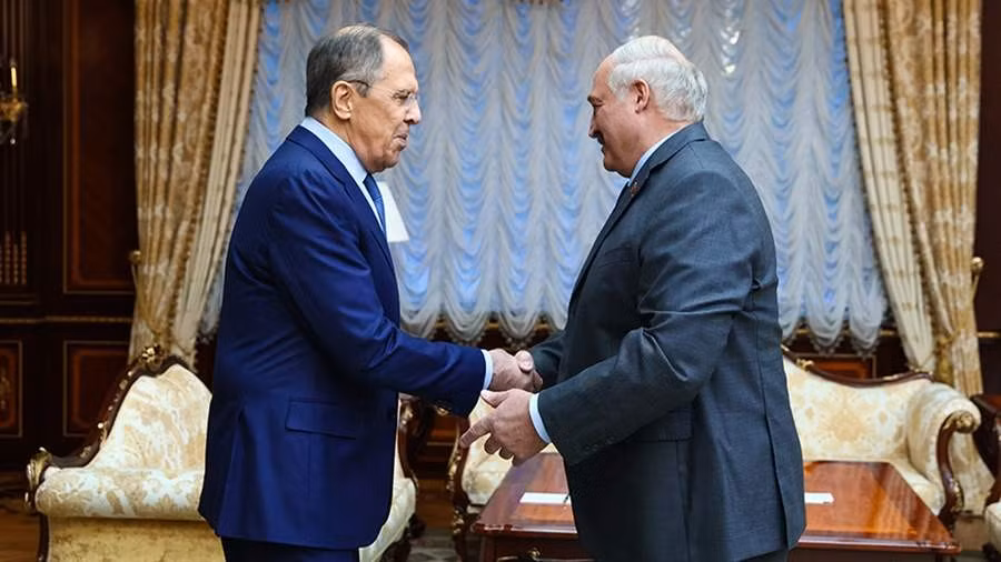 Ngoại trưởng Nga Sergei Lavrov và Tổng thống Belarus Alexander Lukashenko.