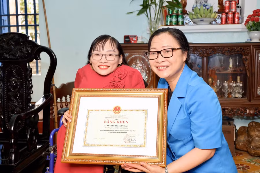 Thứ trưởng Bộ GDĐT Nguyễn Thị Quyên Thanh trao tặng Bằng khen của Bộ trưởng Bộ GDĐT cho cô Nguyễn Thị Ngọc Tâm.