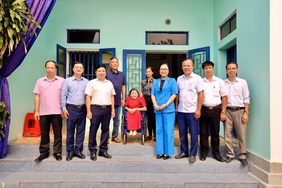 truong-nguyen-thi-quyen-thanh-trao-bang-khen-cho-ca-nhan-tieu-bieu-4.jpg