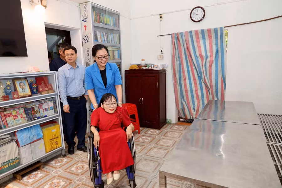 truong-nguyen-thi-quyen-thanh-trao-bang-khen-cho-ca-nhan-tieu-bieu-3.jpg