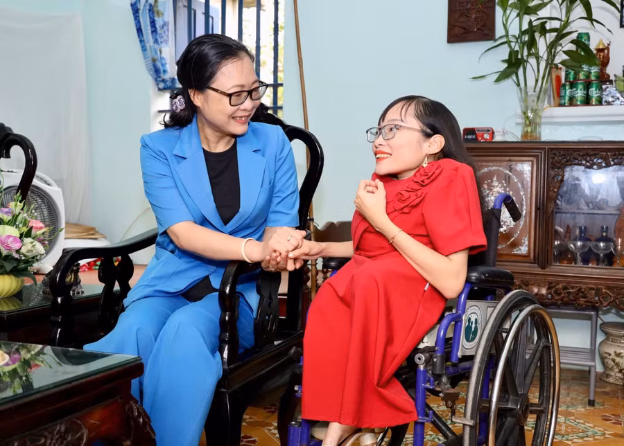 truong-nguyen-thi-quyen-thanh-trao-bang-khen-cho-ca-nhan-tieu-bieu-2.jpg