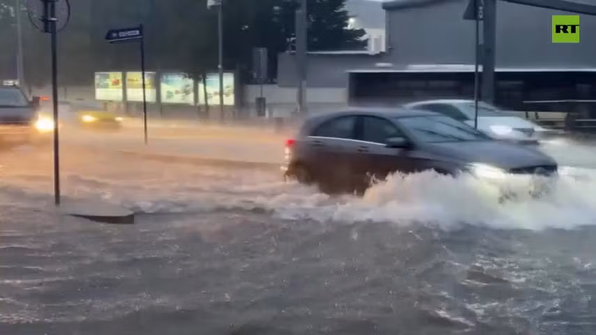 Istanbul tê liệt vì trận mưa lũ lịch sử, hàng nghìn người phải sơ tán