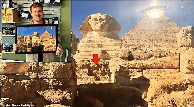 Đền Sphinx nằm phía trước bức tượng và không mở cửa cho công chúng, đã hé lộ điều mà Matthew LaCroix tin là một kim tự tháp bậc thang ngược được nhúng trong cấu trúc.