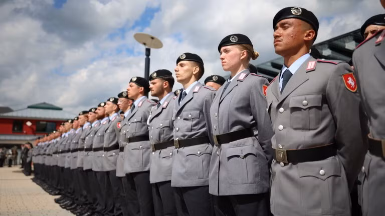 Các tân binh Đức tham gia lễ tuyên thệ của Bundeswehr (quân đội Đức).