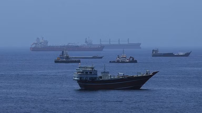 Các tàu chở hàng thương mại và tàu chở dầu thô được neo đậu ở Vịnh Oman, ngoài khơi bờ biển Muscat, Oman, ngày 2/6.