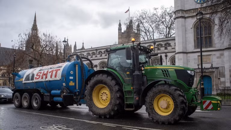 Một chiếc máy kéo chạy quanh Quảng trường Quốc hội trong cuộc biểu tình ở London, ngày 11/2.