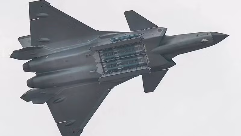 may-bay-nem-bom-tang-hinh-moi-tang-toc-vuot-troi-ma-radar-van-bat-luc-2.jpg