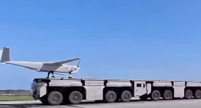 Góc nhìn nghiêng của hệ thống phóng máy bay điện từ dạng module gắn trên xe tải của Trung Quốc.