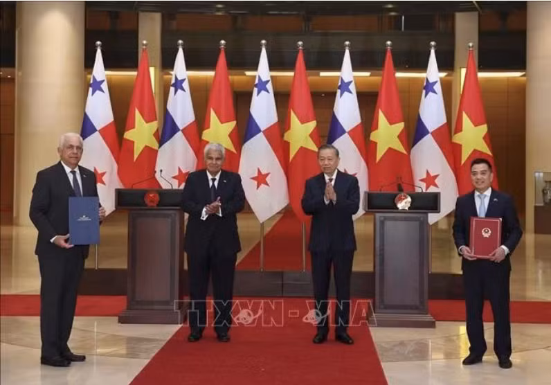 Tổng Bí thư, Chủ tịch nước Tô Lâm và Tổng thống Panama José Raúl Mulino chứng kiến lễ trao các văn kiện hợp tác giữa hai nước. Ảnh: Thống Nhất/TTXVN