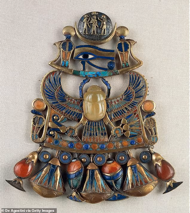 bi-an-thuy-tinh-ngoai-trai-dat-trong-mo-vua-tutankhamun-2.png