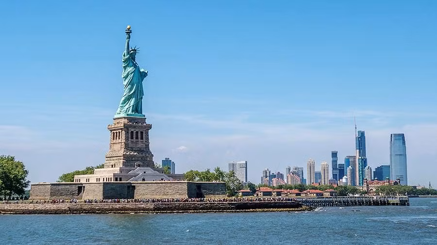 Nắng nóng cực đoan khiến đường nhựa ở New York biến dạng