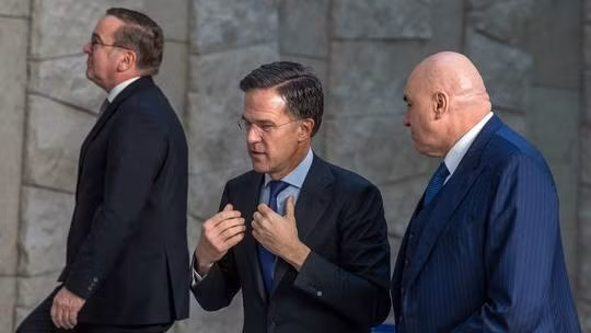 Tổng Thư ký NATO Mark Rutte (giữa) và Bộ trưởng Quốc phòng Ý Guido Crosetto (phải) tại Brussels, Bỉ, ngày 13/2/2025.