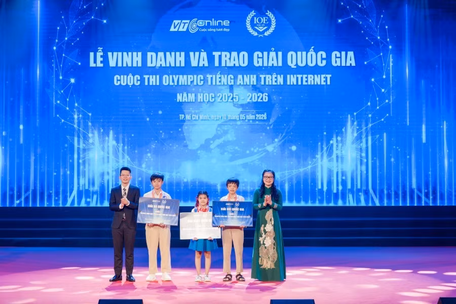 Bà Nguyễn Thị Quyên Thanh – Thứ trưởng Bộ giáo dục & Đào tạo cùng ông Lê Việt Hoà – Trưởng BTC IOE- Giám đốc công ty VTC Online trao giải nhất, nhì, ba.