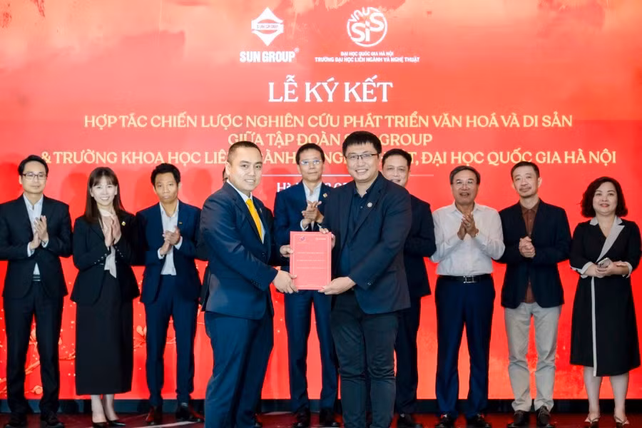 Lễ trao nhận hợp đồng nghiên cứu cho 03 dự án tại lễ ký kết.
