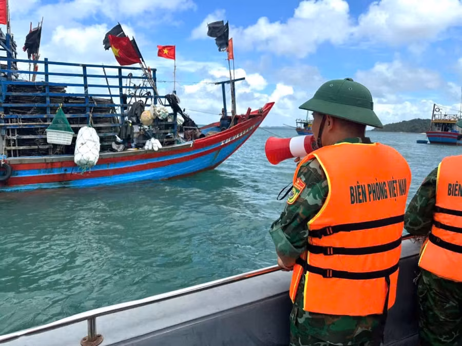 Các lực lượng chức năng đặc khu Cô Tô phát loa kêu gọi tàu thuyền vào tránh trú bão số 1.