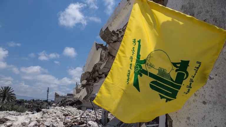 Một lá cờ Hezbollah treo trên tòa nhà bị phá hủy bởi cuộc không kích của IDF, tại Sidon, Lebanon, ngày 23/6.
