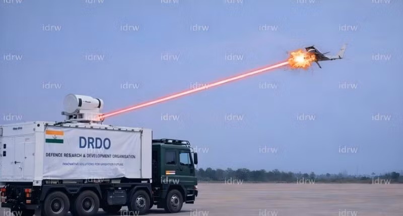 Hệ thống vũ khí laser năng lượng cao lớp 300kW gắn trên xe quân sự 8×8. Ảnh: DRDO qua IDRW