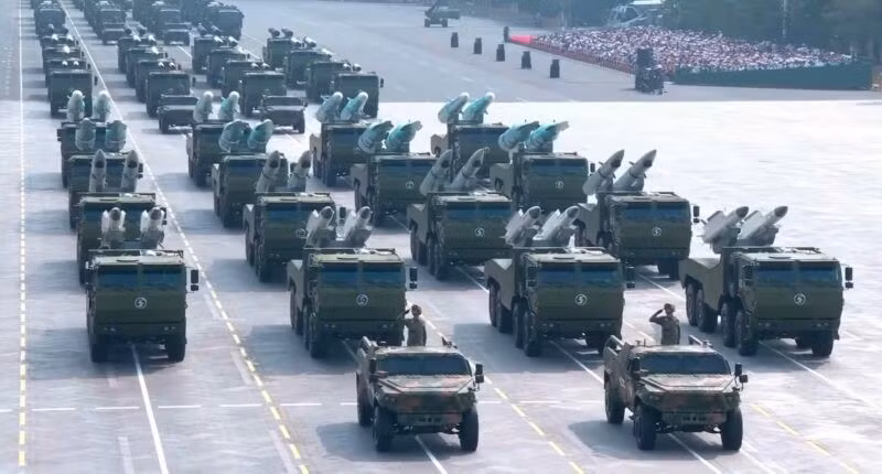 Một cuộc diễu hành của tên lửa siêu thanh YJ của Trung Quốc. 
