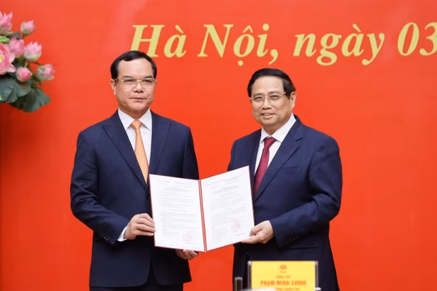 thu-tuong-trao-quyet-dinh-chi-dinh-pho-bi-thu-dang-uy-chinh-phu-6.jpg
