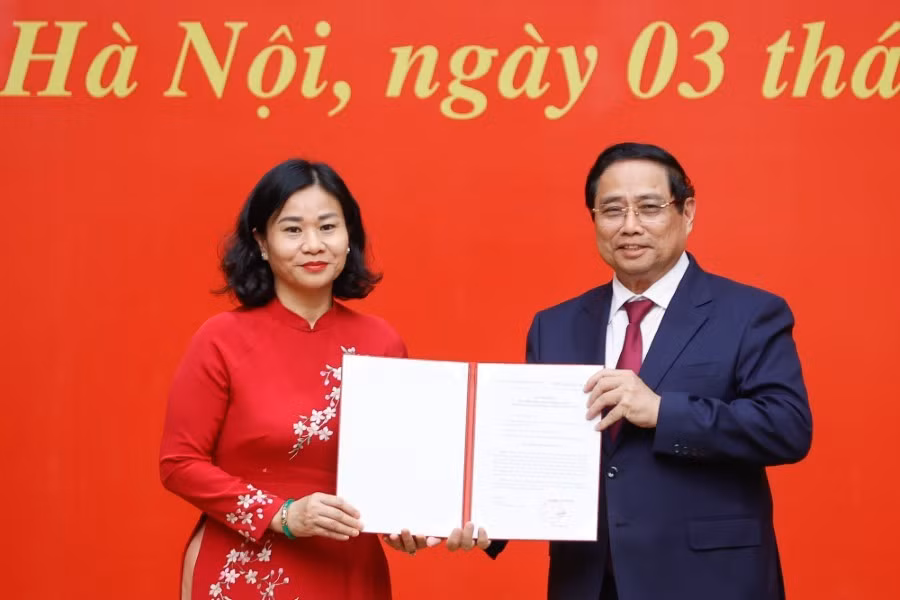 thu-tuong-trao-quyet-dinh-chi-dinh-pho-bi-thu-dang-uy-chinh-phu-2.jpg